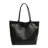 Bolso de mano tejido de nicho transfronterizo para mujer, nuevo diseño de moda 2026, para el trabajo, simple, gran capacidad, bolso de mano, bolso de hombro