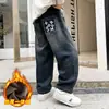 Z1336 Niños Tempranos Yang Niños Mono de Terciopelo Jeans Niños Grandes Forro Polar Engrosado Pantalones Largos Invierno Nuevo Moda