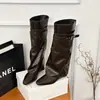 Botas Cavaleiro Modernas e Tendência com Fivela Femininas Estilo Outono/Inverno 2026 Bico Quadrado Salto Baixo Botas Dobradas Sensação de Alto Padrão Panturrilha Larga Botas Longas