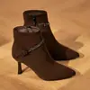Botas de tornozelo de salto alto com bico fino para mulheres, nova coleção outono/inverno 2026, camurça, elegantes, forradas com fleece, modernas, com strass, saltos finos e efeito emagrecedor