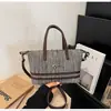 Bolsa de lona simples e casual estilo coreano para trabalho e dia a dia para mulheres, nova bolsa transversal acolchoada versátil da primavera de 2026