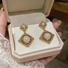 Pendientes de Plata Huecos en Forma de Diamante para Mujer, Pendientes de Estilo Retro Francés, Sensación de Lujo Ligero y Gama Alta, Pendientes de Perla con un Diseño Único