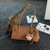 2026 Nueva Bolsa de Bolos Retro para Mujer Estilo Ins Sentido del Diseño de Nicho Bolso de Hombro de Mano de Gama Alta para Viaje Individual