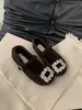 Sapatos femininos de feltro cinza liso com bico quadrado e strass, outono e inverno 2025, sapatos Mary Jane peludos de pelúcia