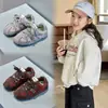 Tênis casuais infantis de sola macia, cor bloco retrô, versáteis, tênis de treino alemão, novo modelo outono 2026, tênis velcro para meninas Forrest Gump