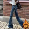 Jeans boca de sino de cintura baixa em fleece azul escuro retrô para mulheres, design emagrecedor outono/inverno 2026, calças boca de sino estilosas