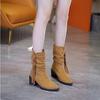 Botas Curtas de Camurça com Franjas de Salto Alto Novas Outono/Inverno 2025 Botas Femininas de Bico Fino com Salto Grosso Botas da Moda