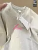 Camiseta de Manga Corta con Estampado de Graffiti Simple de Diseño de Nicho para Mujer 2025 Verano Casual Holgada Retro Top
