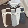 Nova coleção de outono: simples e elegante, com um toque de sofisticação, apresentando meias franzidas em cores sólidas vibrantes e estampas florais, perfeitas para usar ao ar livre e dar um ar jovem e feminino