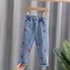 Estilo Nuevo Primavera y Otoño 2024 Pantalones Vaqueros Elásticos Estampados para Niñas Pequeñas y Medianas, Ropa Exterior de Moda