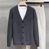 2025 Nova Malha com Decote em V Masculina Estilo Coreano Tendência Casual Versátil Cardigan Jaqueta de Tricô de Cor Sólida de Botão Único