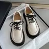 Mocassins de Plataforma Versáteis para Mulheres Outono 2026 Novo Estilo Britânico Retrô Combinação com Saias Sapatos Pequenos de Couro