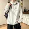 Jaqueta impermeável estampada com capuz, estilo americano, nova, tendência, para homens, outono, letra 2026, jaqueta esportiva para atividades ao ar livre