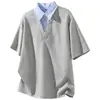 Camiseta de Manga Corta Rayada Gris Estilo Calle Verano Peso Pesado Cuello en V Falsa de Dos Piezas para Hombre Polo Juvenil Estilo Americano Hombro Normal