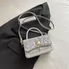 Bolso cuadrado pequeño de lujo ligero estilo coreano transfronterizo para mujer, nuevo bolso de hombro de mariposa invierno 2025, bolso cruzado de alta gama