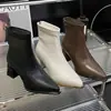 ¡Estos zapatos son demasiado bonitos, te hacen más alto y más delgado! ¡Hacen que tus piernas se vean largas cuando las usas!
