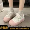 Tênis brancos de sola grossa femininos, novo modelo outono 2026, sapatos fofos chunky versáteis com estampa de estrela, tênis casuais esportivos, modernos