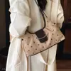 Bolsa de ombro única, portátil, simples, requintada, de camurça coreana com bolinhas, para usar sob o braço, novo estilo, bolsa feminina de inverno, moda para o trabalho 2026
