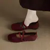 Sapatos Birkenstock Mary Jane vermelhos retrô de sola reta para mulheres, primavera e outono de 2026, adequados para combinar com saias, sapatos de dança de salão