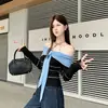 6223 # Suéter de punto a rayas de color contrastante de un solo hombro para mujer, principios de otoño, suave y ceroso, ajustado, corto, sin hombros