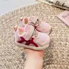 Nuevos estilos de primavera de zapatos para bebés y niños pequeños, zapatos de malla transpirable para niñas y zapatos para correr antideslizantes de suela suave para niños.