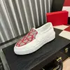 Huajia Quatro Estações Versátil Couro de Vaca Viscose Calçados em estoque Preto Couro Genuíno Cano Baixo Bico Redondo Colorblock Diário Sapatos Plataforma