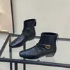 Botas de tornozelo quadradas retrô para mulheres, nova coleção outono/inverno 2026, efeito emagrecedor, botas na cor nude para combinar com saias, botas estilosas com salto grosso chique e uma silhueta emagrecedora