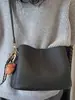 Bolso cruzado de un solo hombro texturizado 2025 Invierno Nueva moda Bolso tipo cubo moderno Estilo nicho Bolso casual elegante para mujer