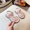 Sandálias Trançadas Novas de Verão 2026 para Meninas Sapatos de Princesa com Flores para Crianças Sapatos Macios com Solado para Praia para Crianças de Meia-Idade e Mais Velhas