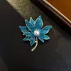Broche de Moda Personalizado Estilo Coreano Hoja de Arce Perla Broche para Traje Ropa de Moda Corsage Femenino Broche de Hebilla Personalizado para Bufanda de Seda con Pedrería