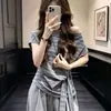 Conjunto súper elegante de estilo coreano, un juego completo del nuevo modelo 2026, camiseta de manga corta a rayas sin hombros para mujer, conjunto de pantalones anchos de verano