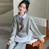 Moletom Duas Peças para Meninas, Novo Estilo de Primavera, Estampa de Desenho Animado com Laço, Blusa Casual Solta de Primavera para Crianças Maiores e Estudantes