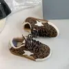 Tênis Retrô 2026 Outono Novidades Sapatos de Skate Infantil Superfície de Couro Estrela Pequena Sapatos Sujos Solado Macio Unissex Sapatos Casuais Infantis