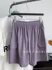 Bermudas casuais estilo workwear para mulheres para 2026, com cordões, múltiplos bolsos, design versátil, tecido leve, respirabilidade e um entrepernas de cinco polegadas