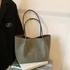Bolso de hombro mate estilo europeo y americano para el día a día, gran capacidad, gamuza, moderno, nuevo modelo de invierno, simple con colgante, elegante bolso tote para mujer