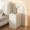 Mesa de cabeceira moderna minimalista estilo creme 2026, modelo novo ultrarraso com três camadas, armazenamento de luxo leve para quarto para uso doméstico