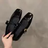 Sapatos baixos estilo francês para mulheres, novo modelo primavera 2026, adequados para combinar com saias, sapatos Mary Jane pequenos de couro, estilo delicado, sapatos vermelhos para noite