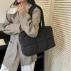 Bolsa tote de ombro feminina, estilo simples, bolsa matelassê, novo modelo 2026, grande capacidade, moderna e casual, jaqueta de algodão de outono, adequada para o trajeto