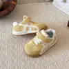 Tênis Branco Infantil 2026 Outono Nova Moda Versátil Sapatos Esportivos para Meninas com Solado Macio, Antiderrapante e Fechamento em Velcro para Corrida