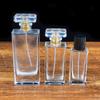 Botella de Perfume Cuadrada Plana Botella de Vidrio Transparente Botella con Atomizador 50ml Botella de Perfume Vacía de Gama Alta Portátil Recargable de Cierre a Presión