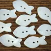 Botones grandes, exquisitos y naturales de concha en forma de pececitos, perfectos para ropa infantil, cárdigans de punto y manualidades infantiles hechas a mano.