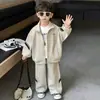 Conjunto deportivo de punto para niños para primavera y otoño, nuevo estilo de otoño 2026, conjunto fresco y elegante de dos piezas con cárdigan para niños pequeños