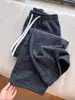 Nuevos pantalones de pierna ancha para mujer con un diseño texturizado, forro polar y cordón, que ofrecen calidez y un estilo relajado, casual y deportivo.
