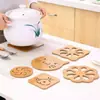 Porta-copos de madeira vazados, espessados para uso na cozinha, resistentes ao calor e isolantes, antiderrapantes, adequados para panelas, tigelas, pratos e copos