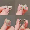 Broche pequeño con lazo antideslizante, broche de alta calidad con costura en el pecho, camisa sin costuras, hebilla antideslizante, pin Joker al por mayor