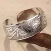 Pulseira Personalizada Transfronteiriça com Padrão Étnico Retro, Pulseira Larga Aberta Esculpida, Joia Fashionável de Prata Miao Prata Vintage