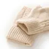 Nueva colección otoño/invierno 2026: Guantes de punto de cachemira de color liso, diseño unisex, con un patrón trenzado y estilo de medio dedo, que proporcionan calidez y protección contra el frío