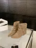 Botas de tornozelo Melard marrons de salto grosso para mulheres, outono e inverno de 2025, forradas com fleece, botas de cano médio que afinam, botas estilo Martin