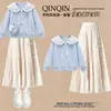 Conjunto de duas peças estilo preppy para meninas para o início do outono: moletom estiloso com gola Peter Pan, laço e saia branca em camadas