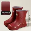 Botas de chuva femininas estilosas, resistentes ao desgaste, antiderrapantes, de cano médio, novas botas de chuva impermeáveis para uso externo, com fleece adicionado, sapatos de água para adultos, sapatos de borracha para trabalho